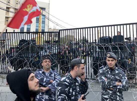 Акция протеста у посольства США в пригороде Бейрута