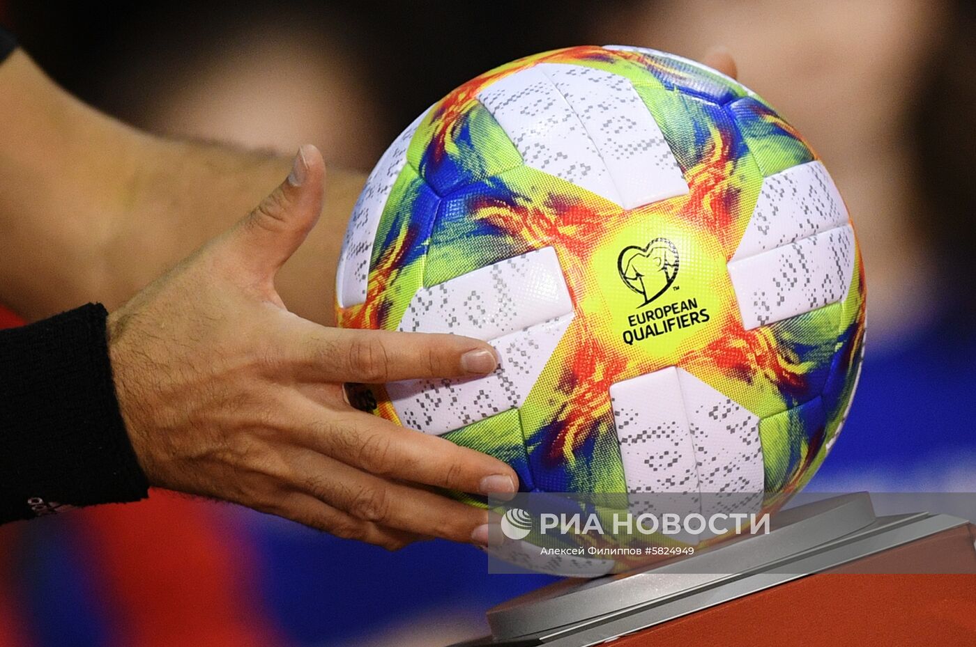 Футбол. Отборочный матч ЧЕ-2020. Матч Бельгия - Россия