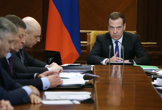 Премьер-министр РФ Д. Медведев провел совещание о развитии инвестиционной деятельности в РФ
