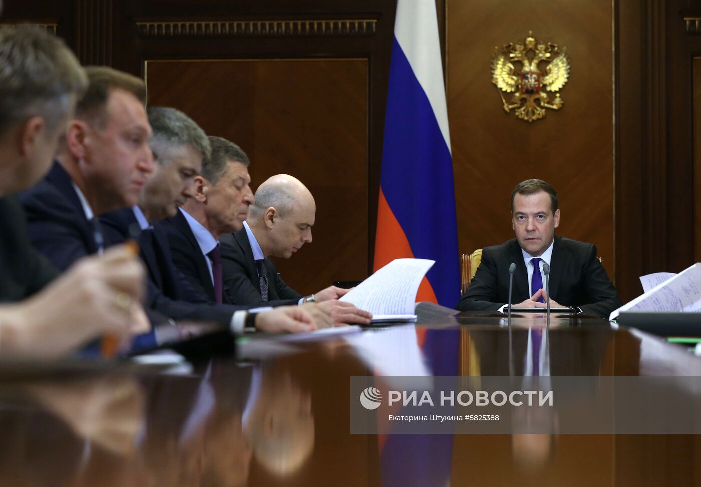 Премьер-министр РФ Д. Медведев провел совещание о развитии инвестиционной деятельности в РФ