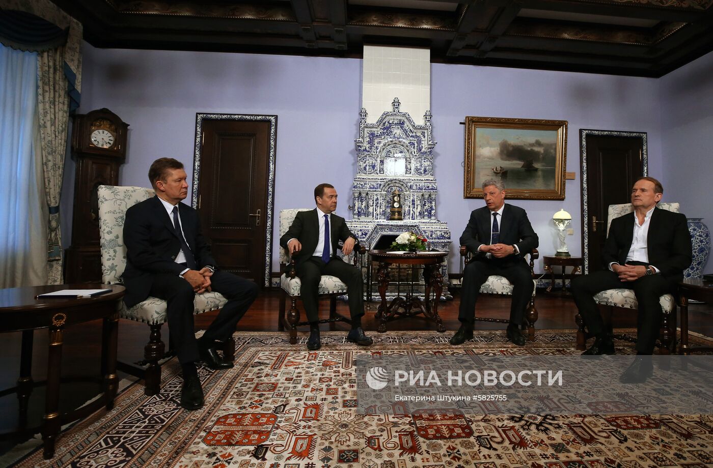 Премьер-министр РФ Д. Медведев встретился с кандидатом в президенты Украины Ю. Бойко и украинском политиком В. Медведчуком