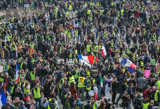 Акция протеста "жёлтых жилетов" в Париже