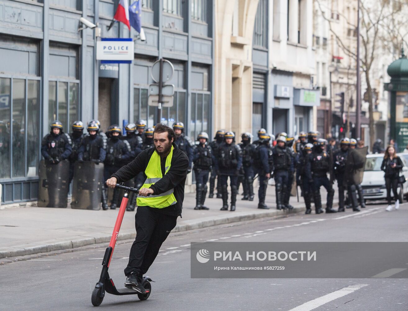 Акция протеста "жёлтых жилетов" в Париже