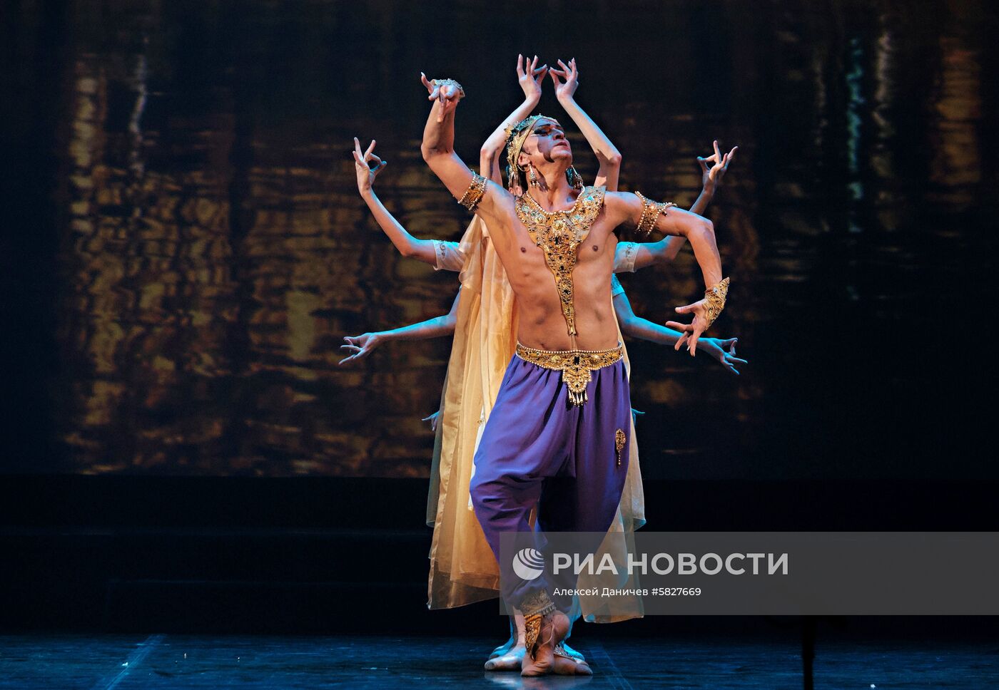 Премьера балета "Сказка о рыбаке и рыбке" в Санкт-Петербурге