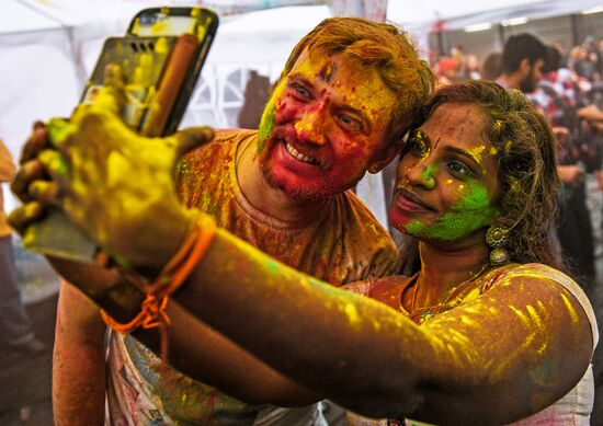 Фестиваль красок Холи Мела