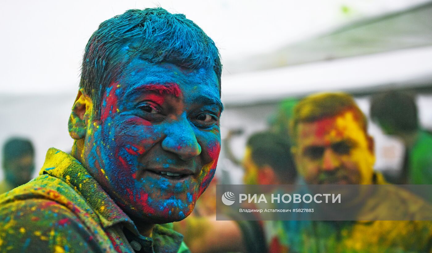 Фестиваль красок Холи Мела