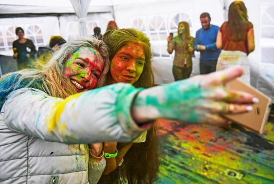 Фестиваль красок Холи Мела