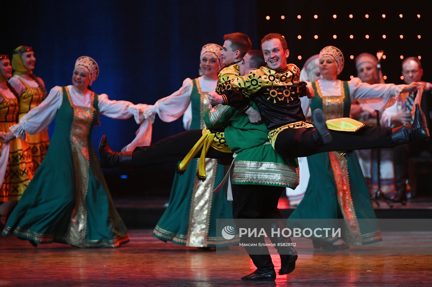 Фестиваль народного искусства "Танцуй и пой, моя Россия!"