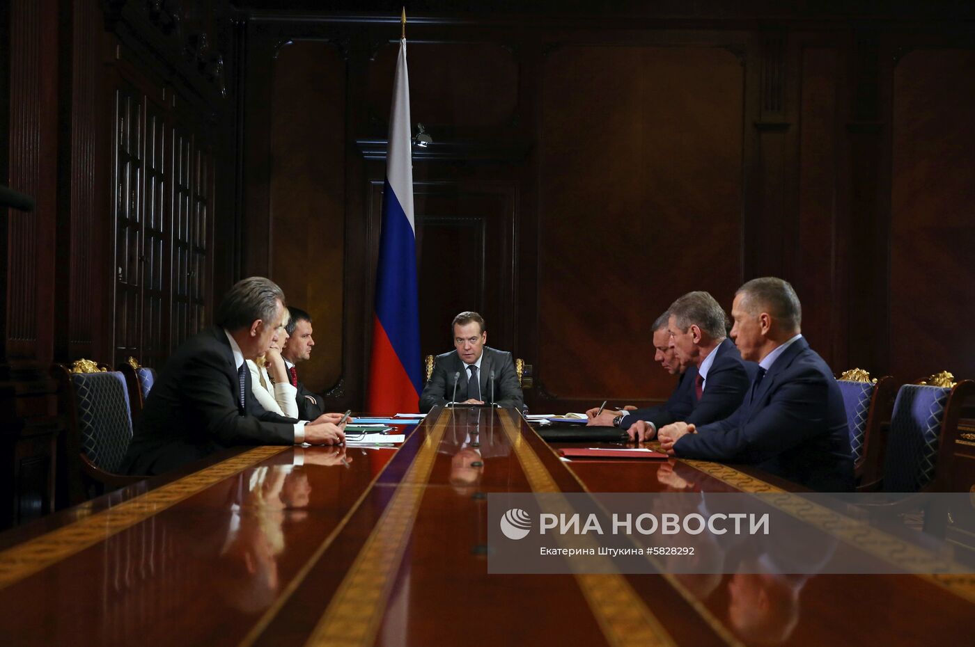 Премьер-министр РФ Д. Медведев провел совещание с вице-премьерами РФ
