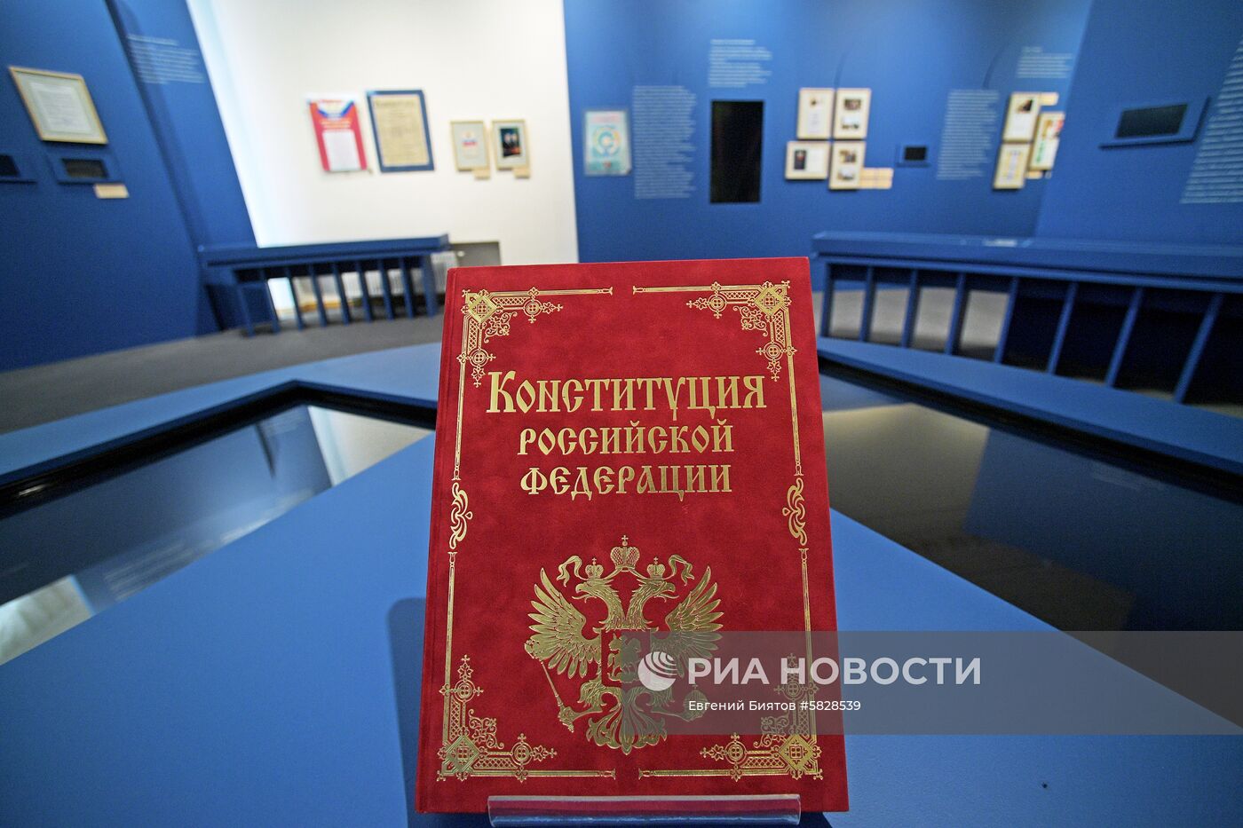 Экспонаты в Государственном центральном музее современной истории России в Москве