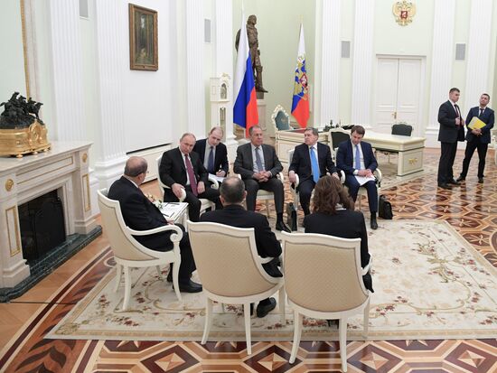 Президент РФ В. Путин встретился с президентом Ливана М. Ауном