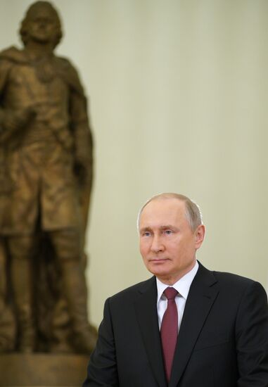 Президент РФ В. Путин поздравил сотрудников Росгвардии с профессиональным праздником