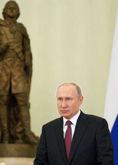 Президент РФ В. Путин поздравил сотрудников Росгвардии с профессиональным праздником