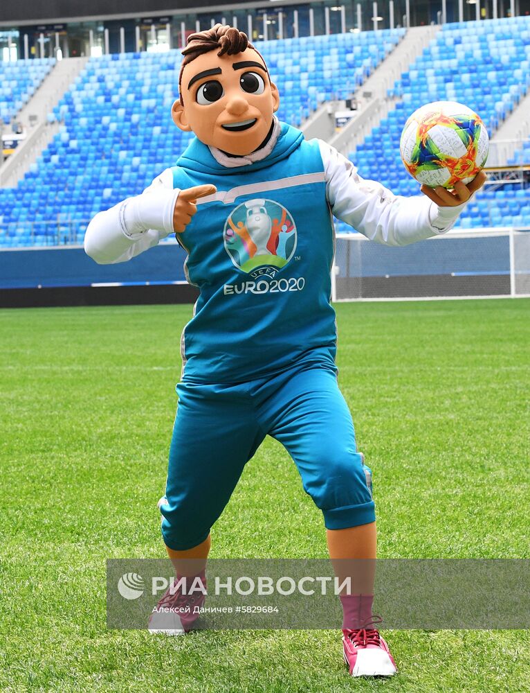 Презентация талисмана ЧЕ-2020 по футболу в Санкт-Петербурге 