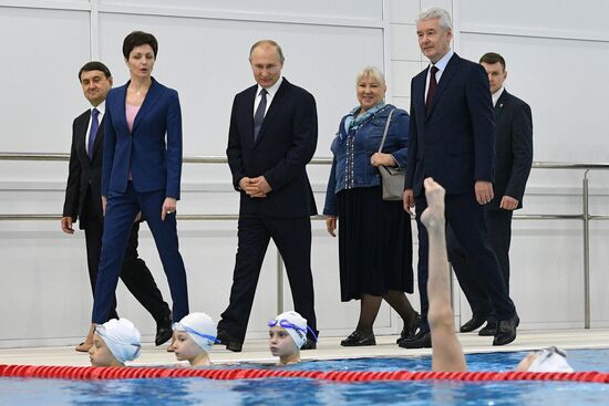Президент РФ В. Путин посетил Олимпийский центр синхронного плавания А.Давыдовой