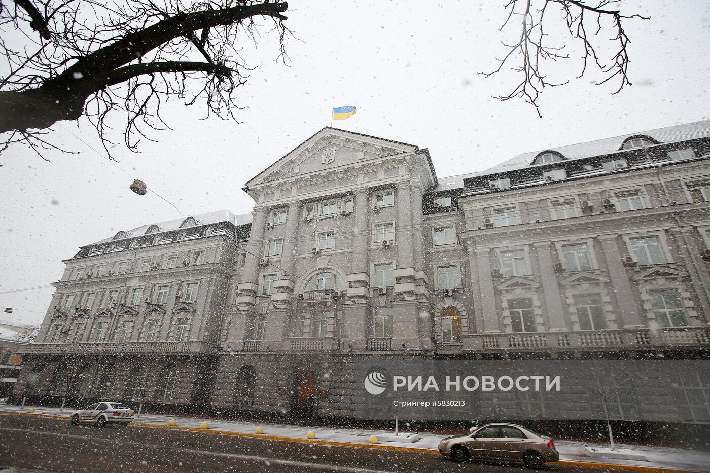 Здание СБУ в Киеве и памятник участникам военных действий в Донбассе | РИА  Новости Медиабанк