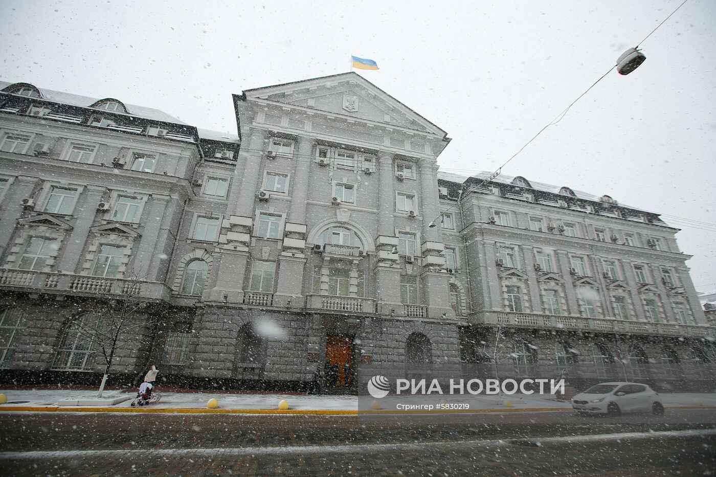 Здание СБУ в Киеве и памятник участникам военных действий в Донбассе