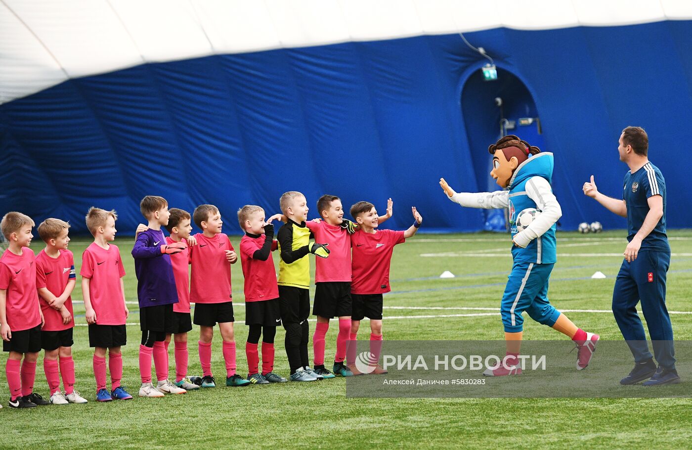 Презентация талисмана ЧЕ-2020 по футболу в Санкт-Петербурге 
