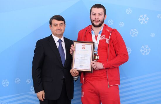 Помощник президента РФ Игорь Левитин наградил победителей Универсиады-2019