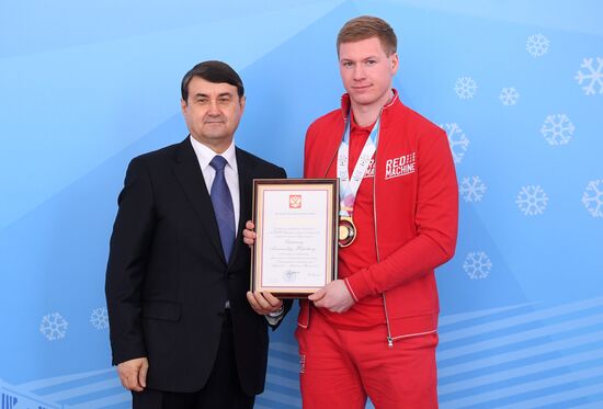 Помощник президента РФ Игорь Левитин наградил победителей Универсиады-2019