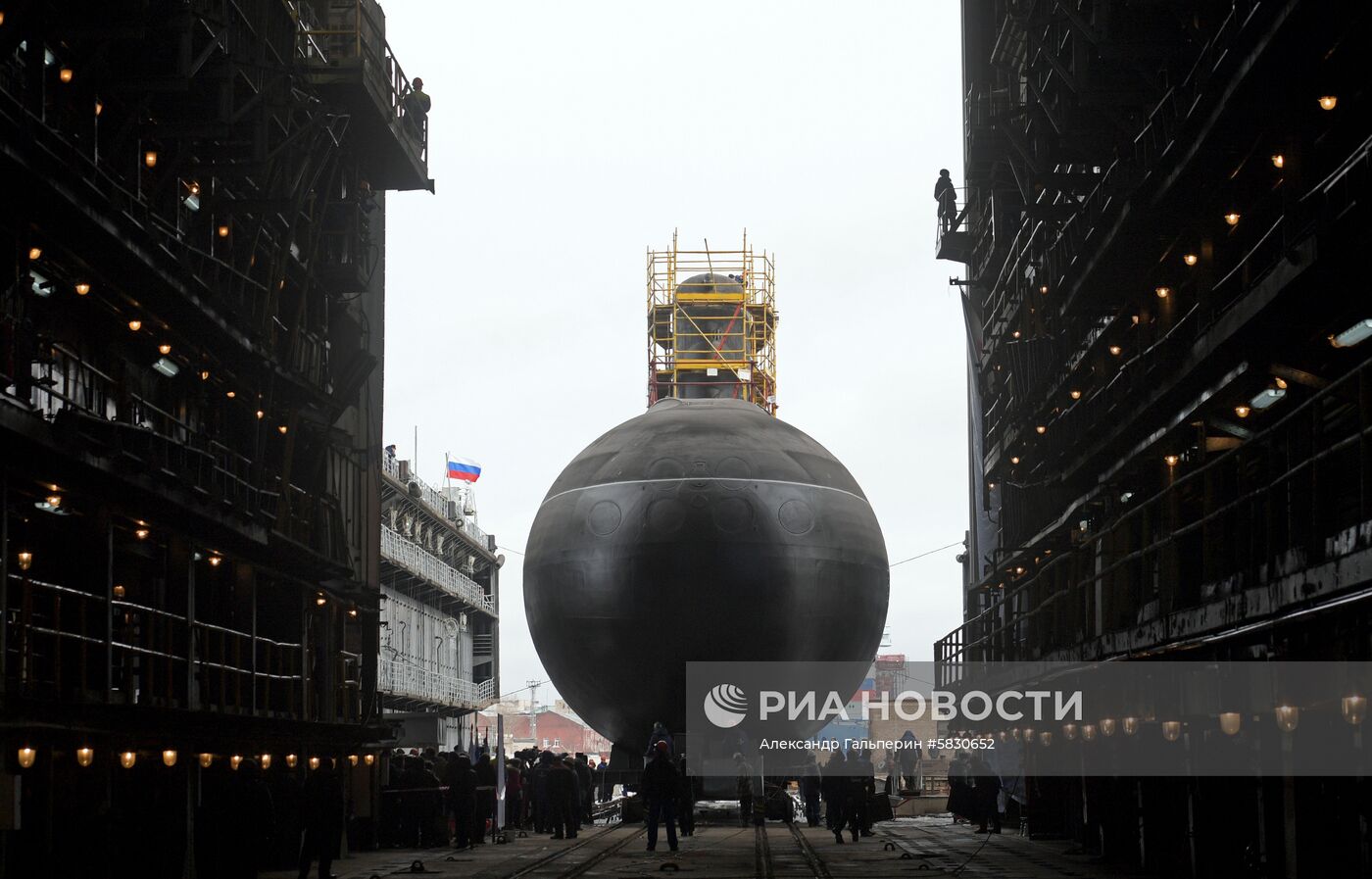 Спуск на воду подводной лодки  "Петропавловск-Камчатский" в Санкт-Петербурге