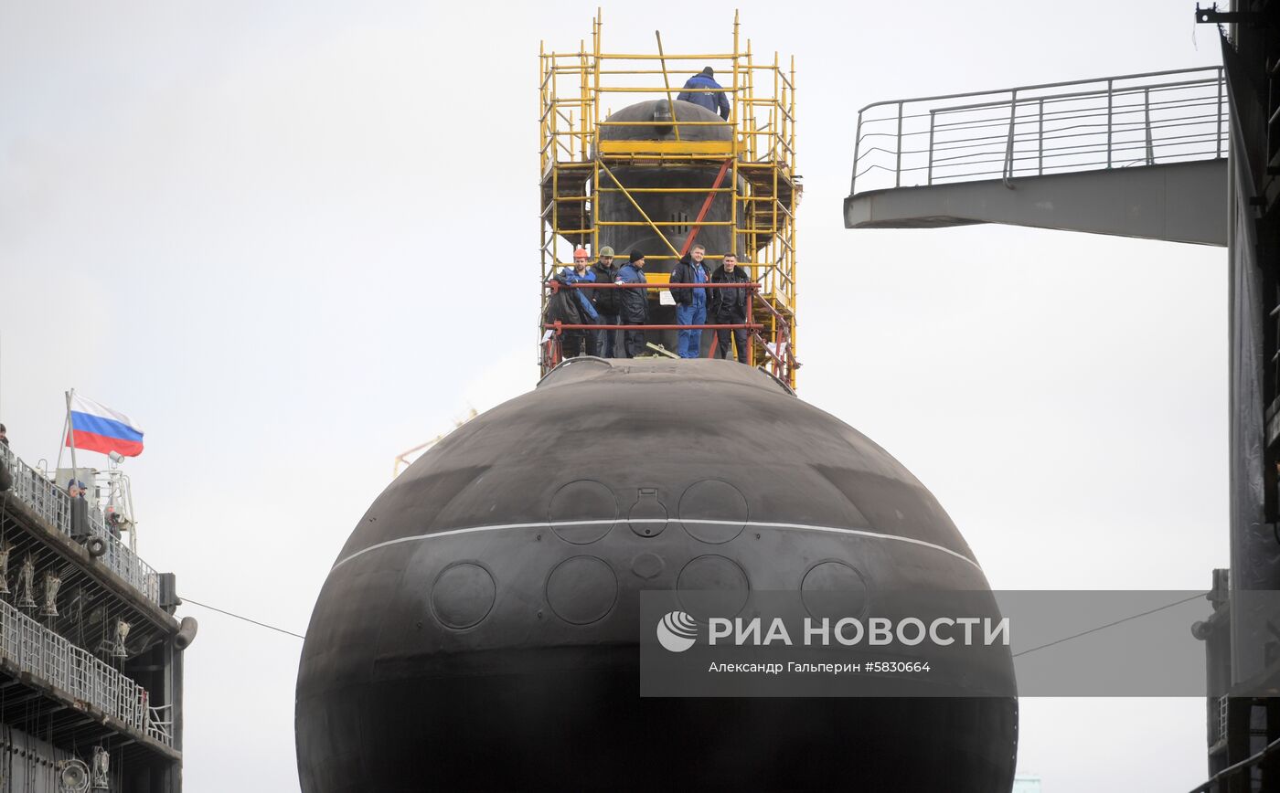 Спуск на воду подводной лодки  "Петропавловск-Камчатский" в Санкт-Петербурге