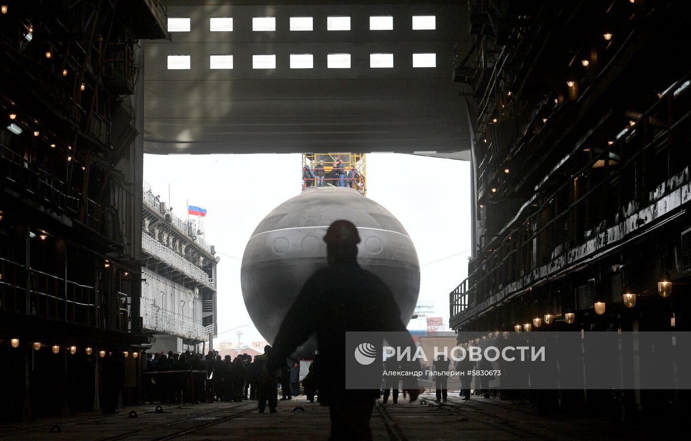 Спуск на воду подводной лодки  "Петропавловск-Камчатский" в Санкт-Петербурге