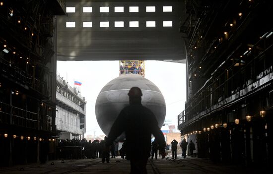 Спуск на воду подводной лодки  "Петропавловск-Камчатский" в Санкт-Петербурге