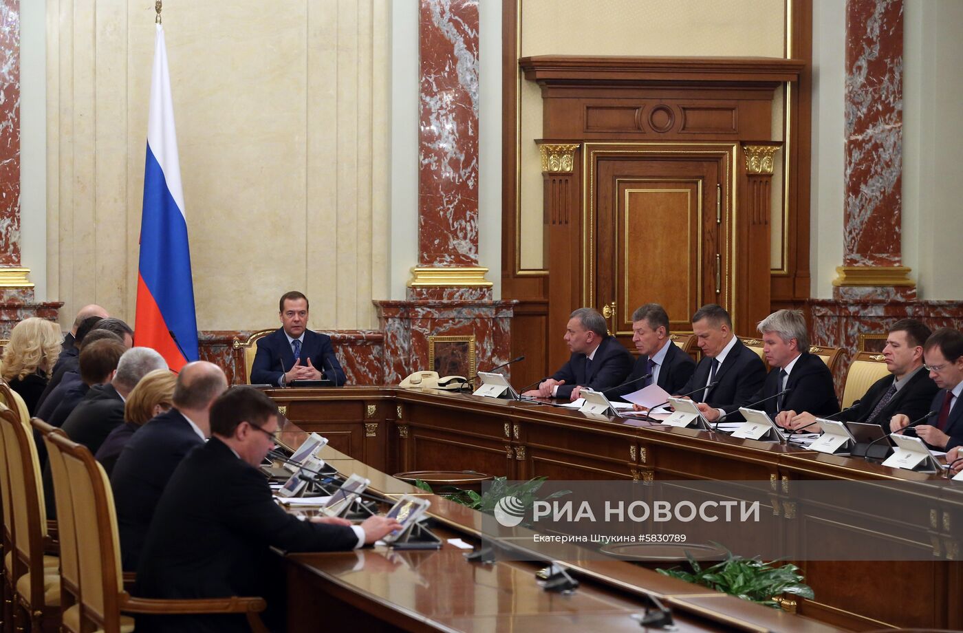 Премьер-министр РФ Д. Медведев провел заседание правительства РФ