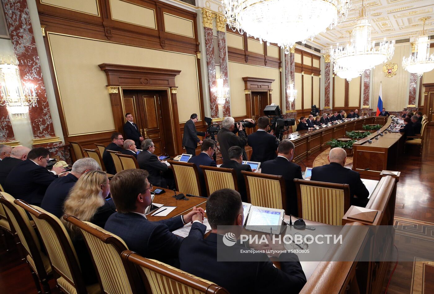 Премьер-министр РФ Д. Медведев провел заседание правительства РФ