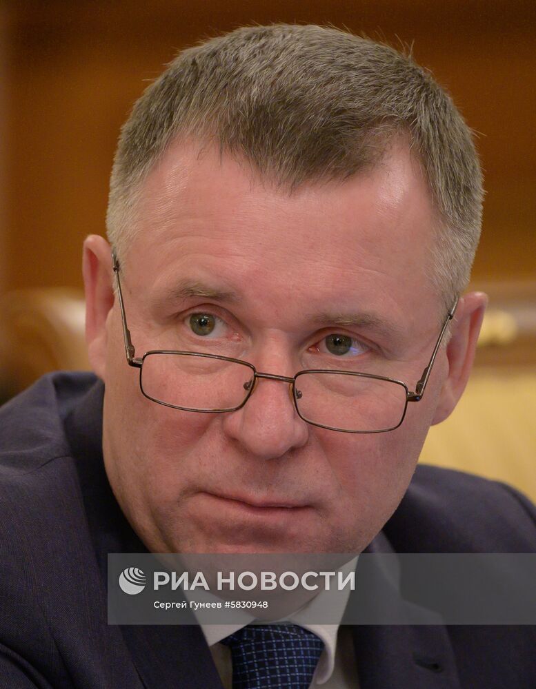 Премьер-министр РФ Д. Медведев провел заседание правительства РФ