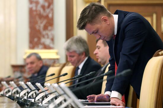 Премьер-министр РФ Д. Медведев провел заседание правительства РФ