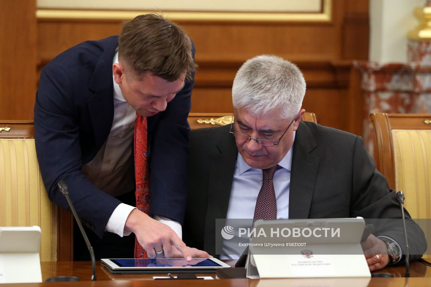 Премьер-министр РФ Д. Медведев провел заседание правительства РФ