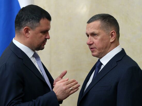 Премьер-министр РФ Д. Медведев провел заседание правительства РФ