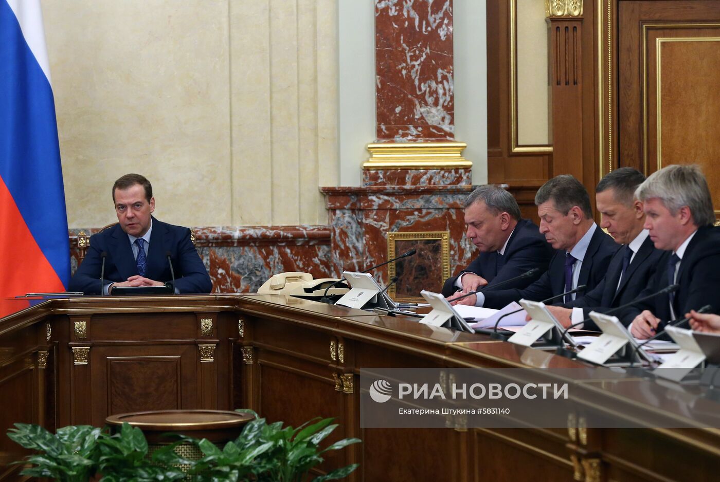 Премьер-министр РФ Д. Медведев провел заседание правительства РФ