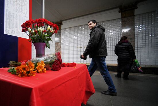 Цветы в память о погибших от взрывов на станциях метро "Парк культуры" и "Лубянка" 