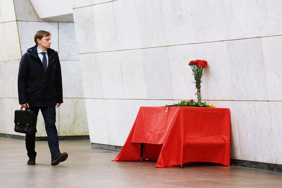 Цветы в память о погибших от взрывов на станциях метро "Парк культуры" и "Лубянка" 
