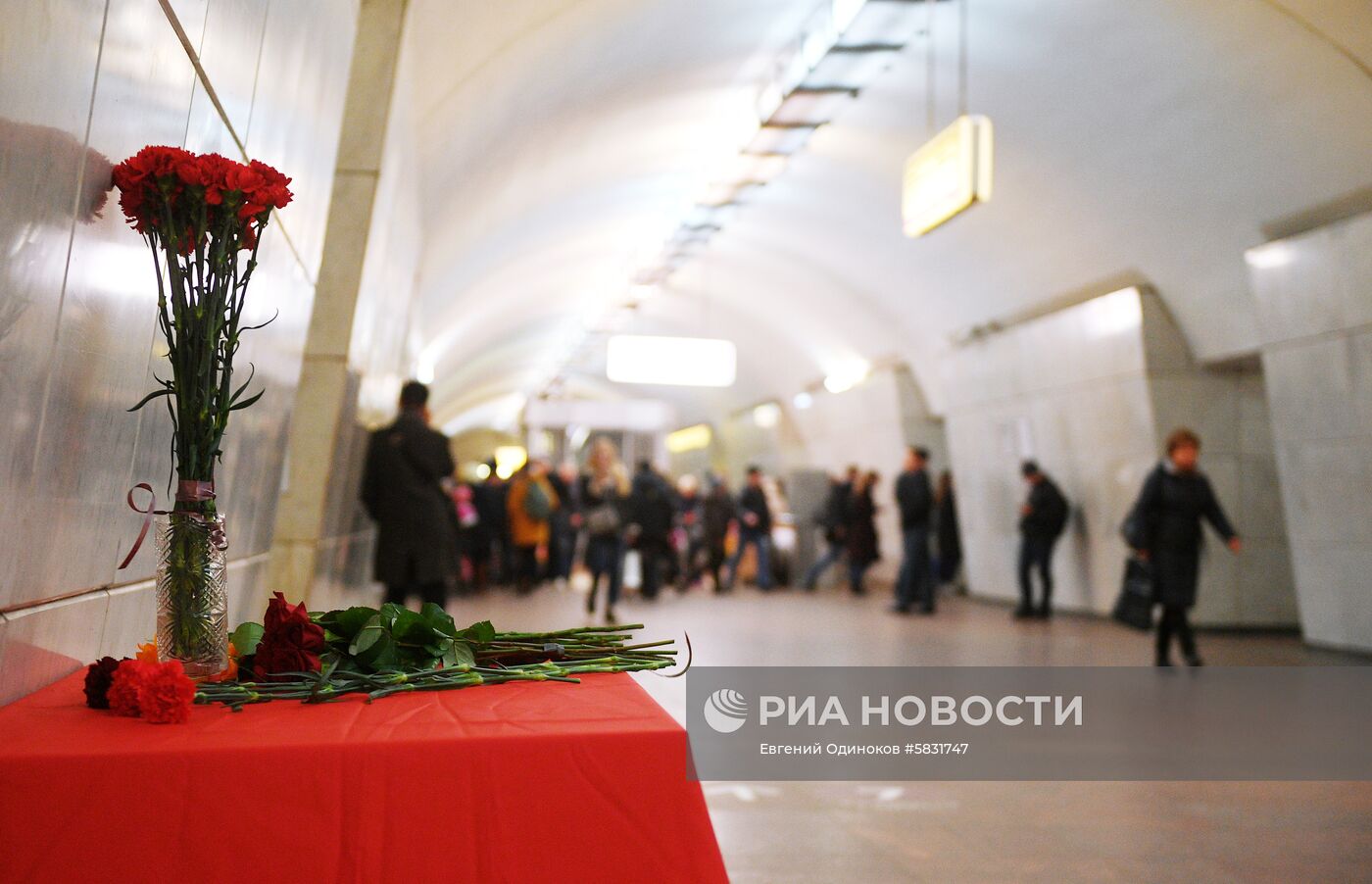 Цветы в память о погибших от взрывов на станциях метро "Парк культуры" и "Лубянка" 