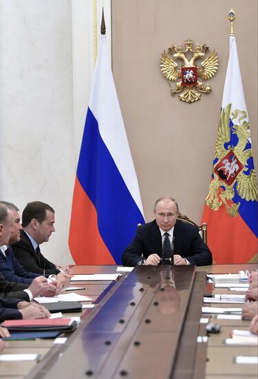 Президент РФ В. Путин провел заседание Совбеза РФ