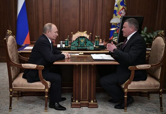 Президент РФ В. Путин провел рабочую встречу с губернатором Вологодской области О. Кувшинниковым