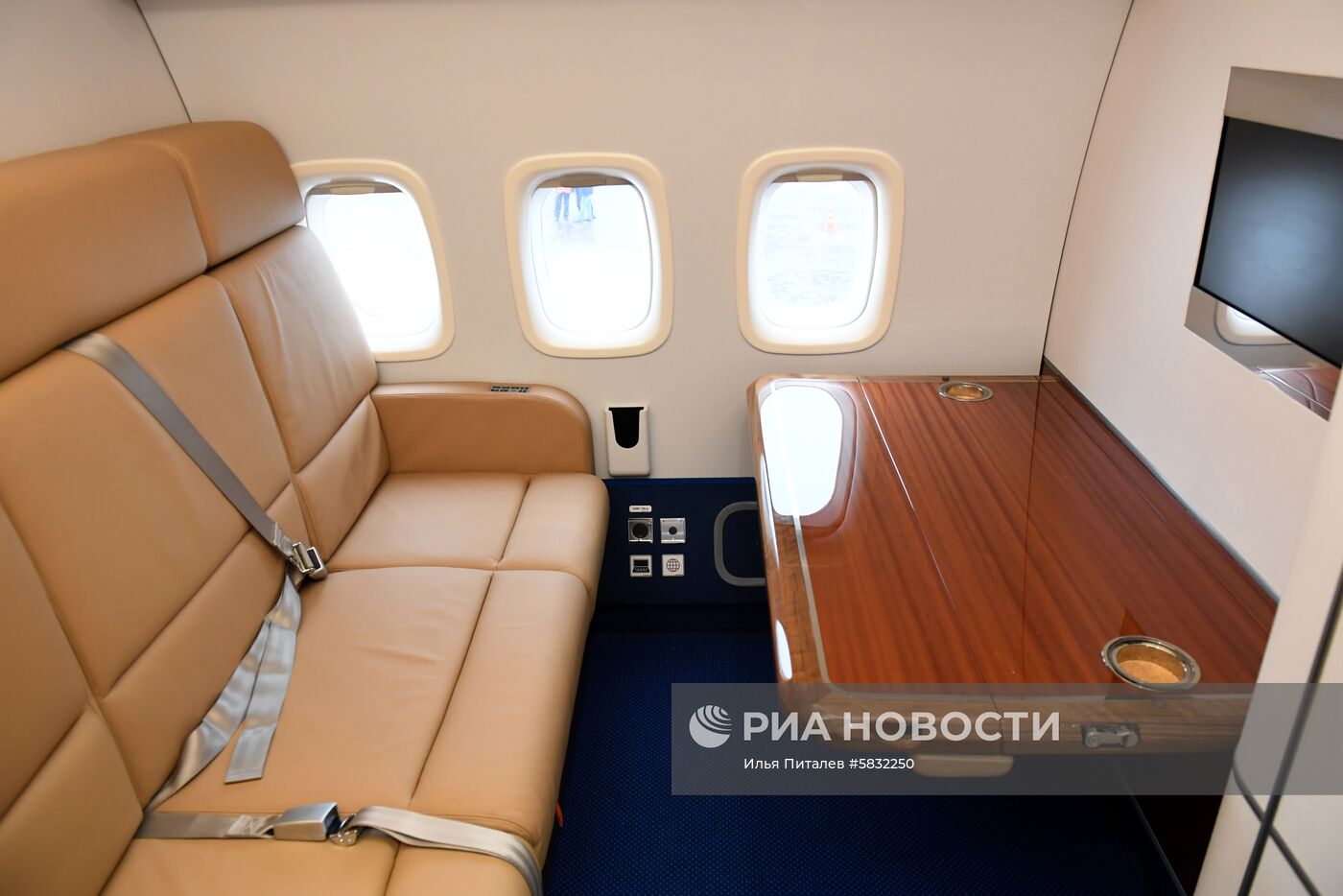 Передача в эксплуатацию самолета Ту-204-300 "Сергей Королев"