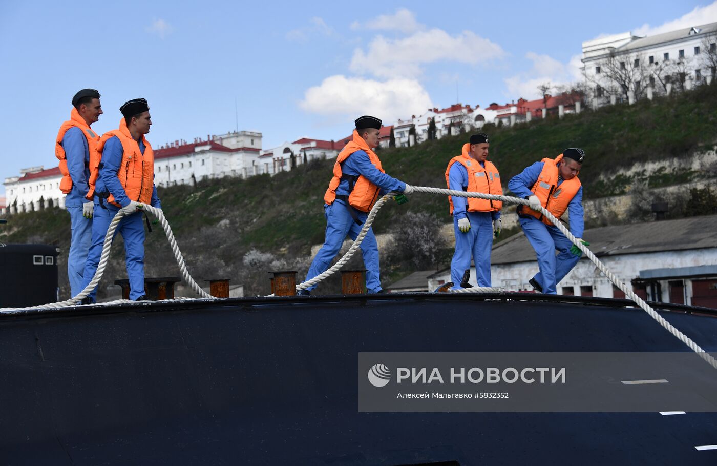 Подлодка «Великий Новгород» впервые прибыла на базу ЧФ в Севастополе