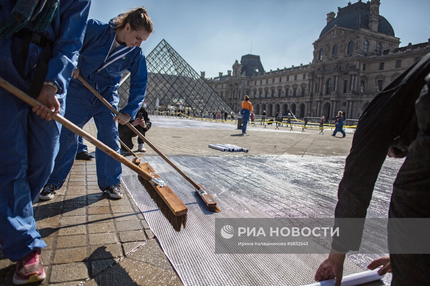 Инсталляция на пирамиде Лувра в честь её 30-летия