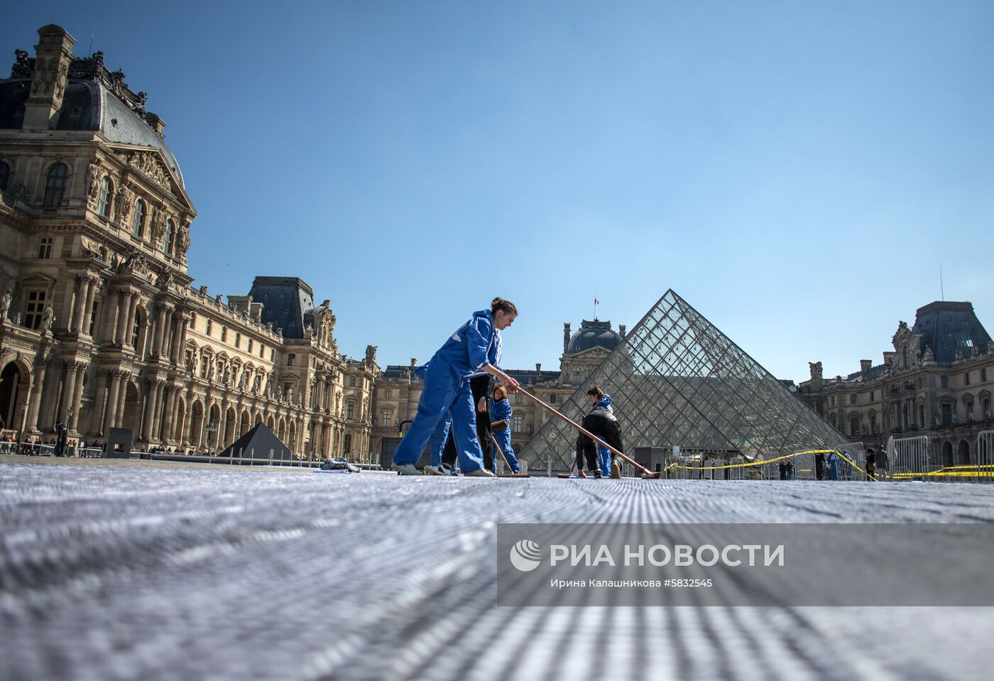 Инсталляция на пирамиде Лувра в честь её 30-летия