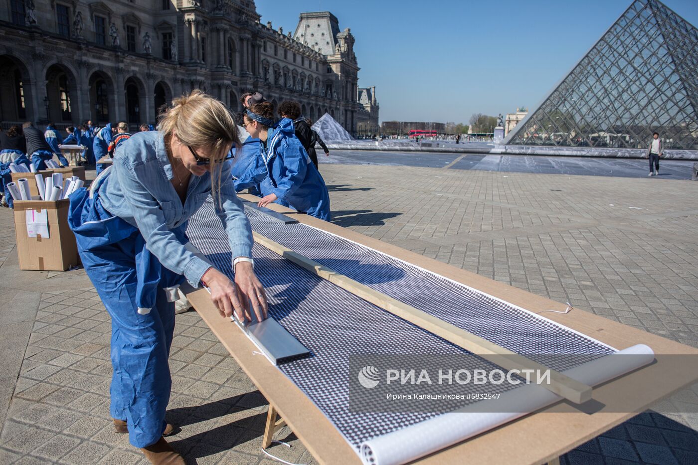 Инсталляция на пирамиде Лувра в честь её 30-летия