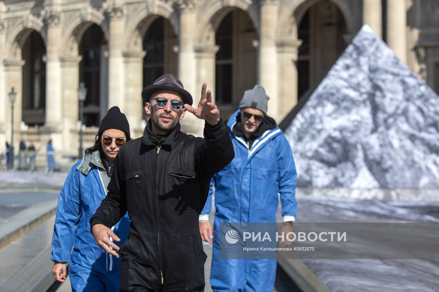 Инсталляция на пирамиде Лувра в честь её 30-летия