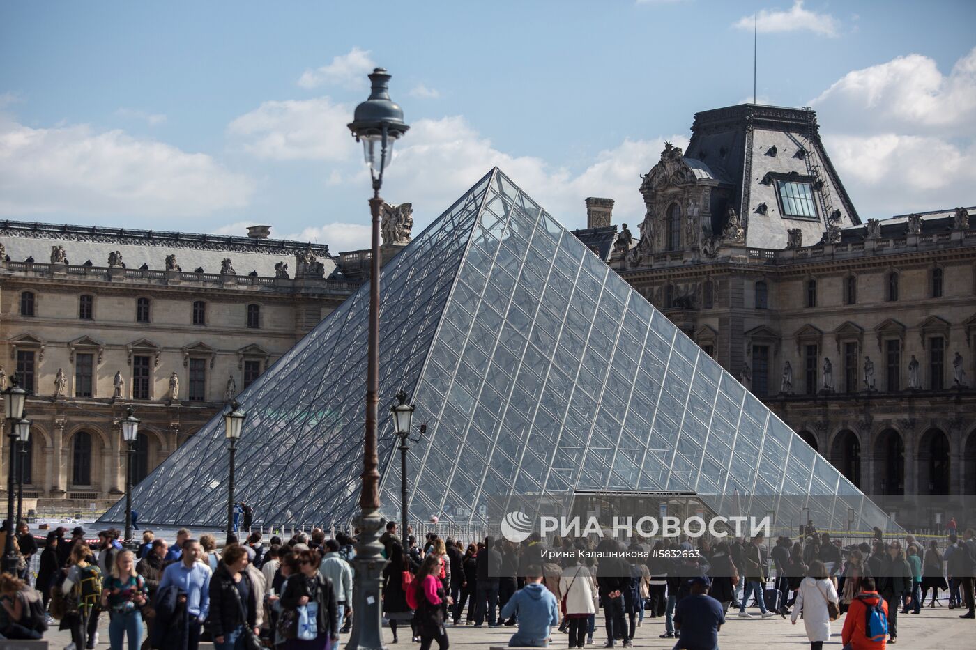 Инсталляция на пирамиде Лувра в честь её 30-летия