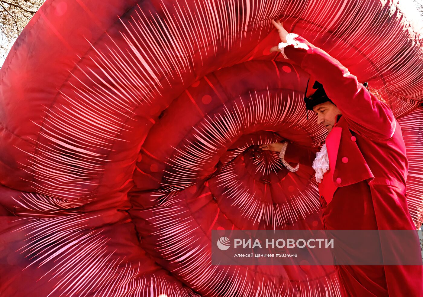  Гигантская улитка на Исаакиевской площади в Санкт-Петербурге