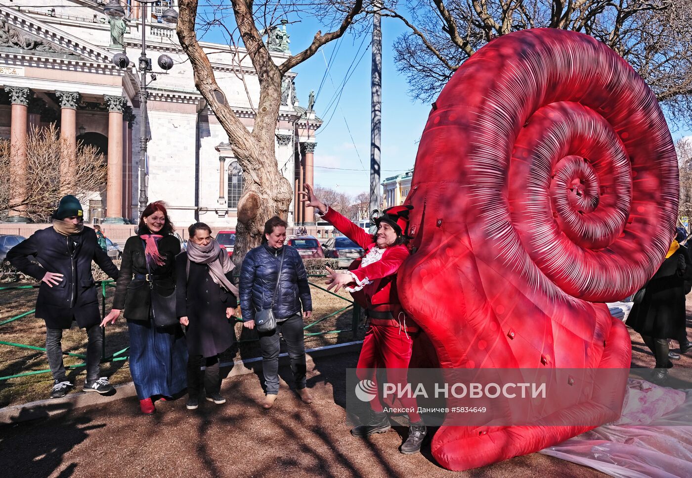  Гигантская улитка на Исаакиевской площади в Санкт-Петербурге