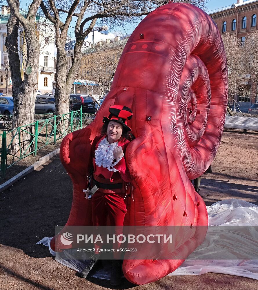  Гигантская улитка на Исаакиевской площади в Санкт-Петербурге